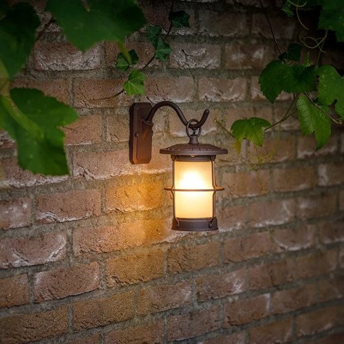 Zwarte buitenwandlamp welke geschikt is voor buiten met laagspanning 12 volt buitenverlichting