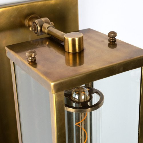 lantaarnvormige buitenlamp van koper met antiek zilveren afwerking voor aan de muur