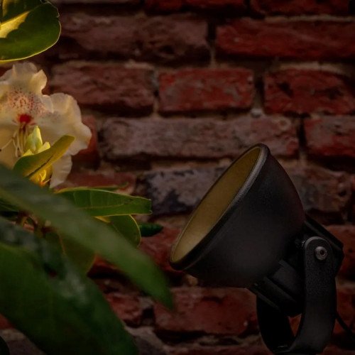 Zwarte buitenlamp welke geschikt is voor buiten met laagspanning 12 volt buitenverlichting prikspot