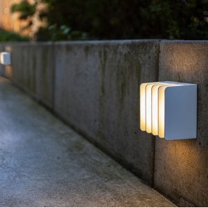 Buitenlamp Gridy muurlamp wit aluminium modern venster