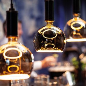 Decoratie led lamp exclusief voorgegeven met een led ring aan de onderzijde in de kleur smokey grey van het merk segula