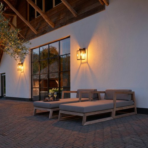 Zwarte design buitenlamp strak klassieke stijlvolle wandverlichting strak zwart frame, heldere beglazing, lichtbron zichtbaar, rechthoekige muurplaat