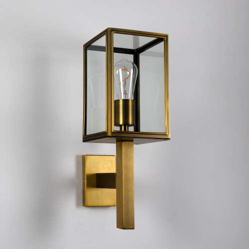 Zwarte buitenlamp strak klassiek box design, rechte wandsteun, stijlvol en praktische buiten wandlantaarn, handmade KS Verlichting