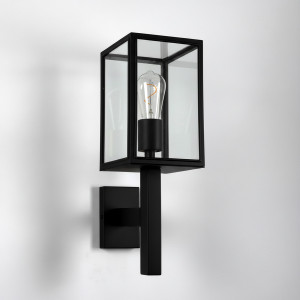 Zwarte buitenlamp strak klassiek box design, rechte wandsteun, stijlvol en praktische buiten wandlantaarn, handmade KS Verlichting