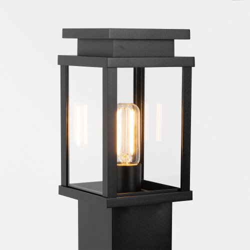 prachtige jersey buiten terraslamp staand met strakke stoere vormen in het zwart