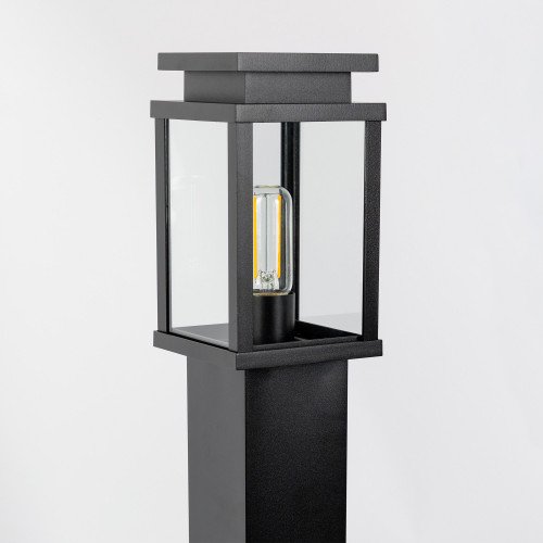 prachtige jersey buiten terraslamp staand met strakke stoere vormen in het zwart