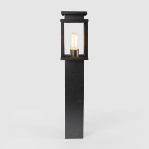 prachtige jersey buiten terraslamp staand met strakke stoere vormen in het zwart