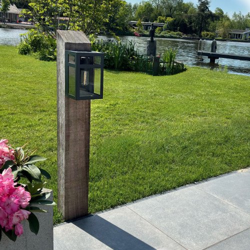 Sensor wandlamp voor buiten, zwart frame, vlakke achterzijde, helder glas, inclusief dag nacht led schemersensor lichtbron