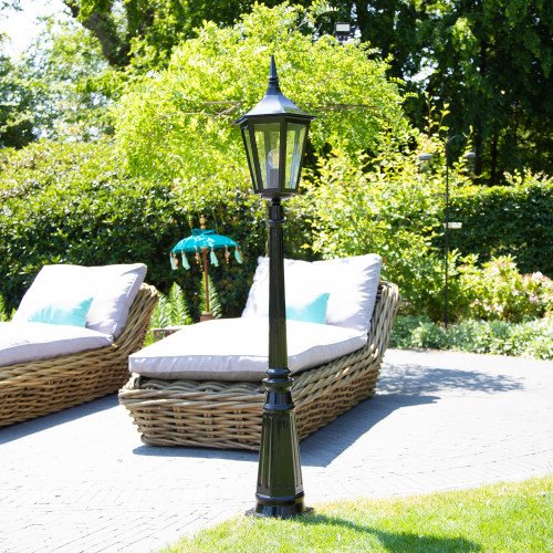 lantaarn voor in de tuin in de kleur groen en zwart met grote fitting terraslamp