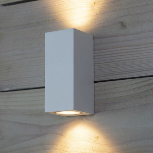 Wandspot Geo up en downlighter, 2 lichtbundels, aluminium spot met trendy witte finish, moderne wandverlichting voor buiten van het merk KS Verlichting