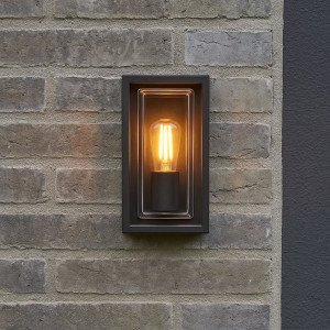 Moderne wandlamp zwart voor buiten aan de gevel, stijlvol strak vormgegeven buitenverlichting met heldere beglazing, box design buitenlamp Moderne wandlamp zwart voor buiten aan de gevel, stijlvol strak vormgegeven buitenverlichting met heldere beglazing, box design buitenlamp