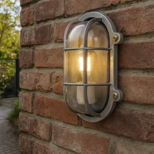 stoer uitziende buitenlamp met nautische uitstraling en afwerking in zilveren kleur