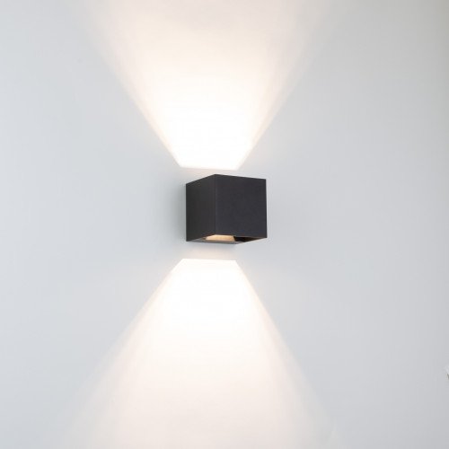Reach up- en downlighter wandlamp voor binnen en buiten met modern design van aluminium in zwart kleur