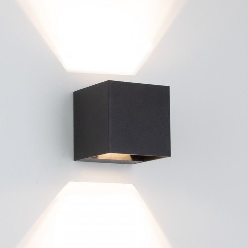 Reach up- en downlighter wandlamp voor binnen en buiten met modern design van aluminium in zwart kleur