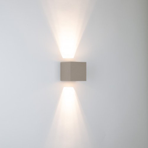 Reach up- en downlighter wandlamp voor binnen en buiten met modern design van aluminium in champagne kleur