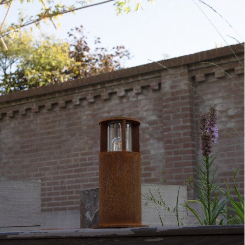 Een bruine robuuste ronde tuinlamp cortenstaal E27 fitting 