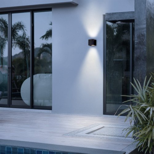 Reach up- en downlighter wandlamp voor binnen en buiten met modern design van aluminium in zwart kleur