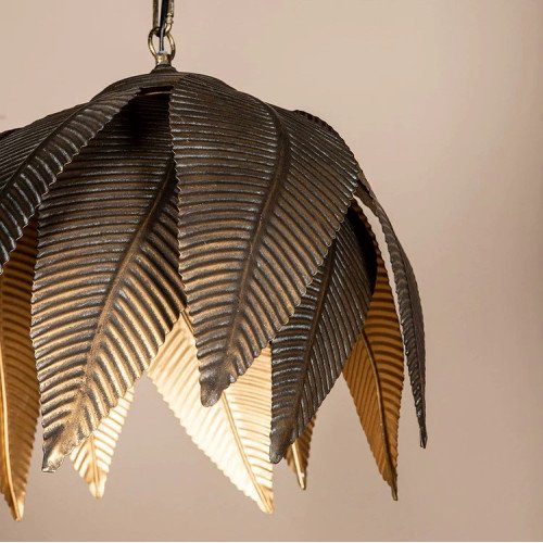Een prachtige goudkleurige hanglamp. De kap heeft het design van bananenbladen.