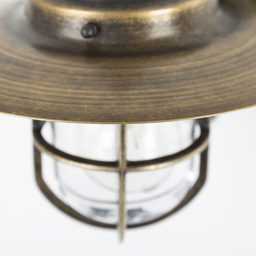 klassieke muurlamp met koperen deksel en zwarte wandsteun en een porseleinen E27 fitting en een bronzen raster