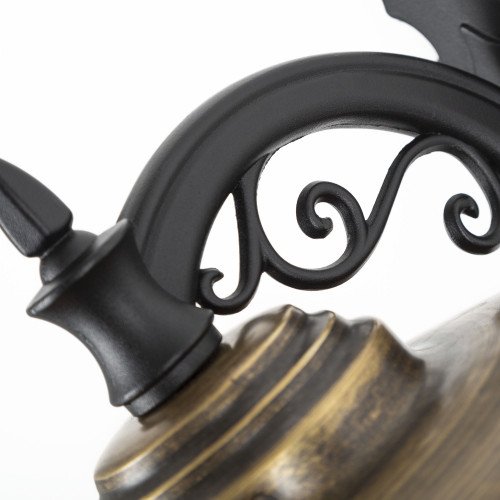 klassieke muurlamp met koperen deksel en zwarte wandsteun en een porseleinen E27 fitting en een bronzen raster
