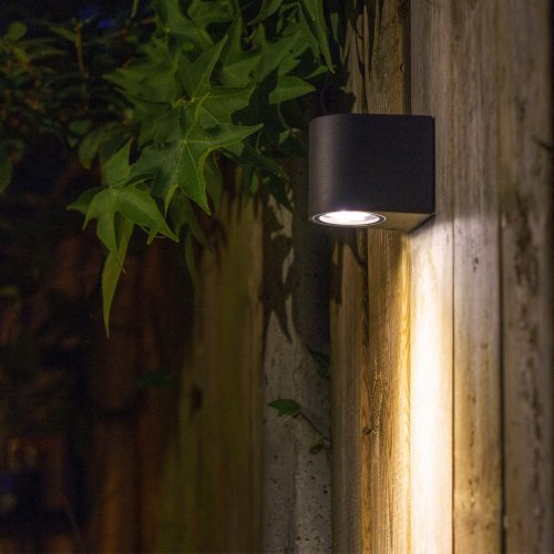 Zwarte buitenwandlamp welke geschikt is voor buiten met laagspanning 12 volt buitenverlichting