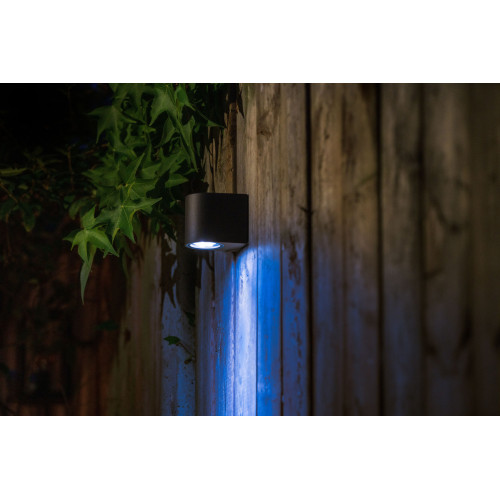 Zwarte buitenwandlamp welke geschikt is voor buiten met laagspanning 12 volt buitenverlichting