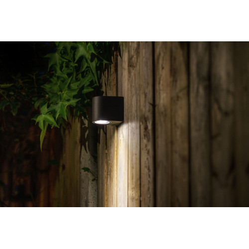 Zwarte buitenwandlamp welke geschikt is voor buiten met laagspanning 12 volt buitenverlichting