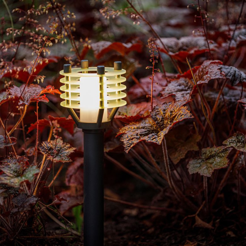 Zwarte tuinlamp welke geschikt is voor buiten met laagspanning 12 volt buitenverlichting 