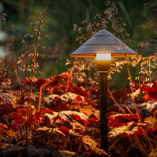 Zwarte tuinlamp welke geschikt is voor buiten met laagspanning 12 volt buitenverlichting 