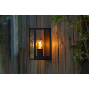 Zwarte buitenwandlamp welke geschikt is voor buiten met laagspanning 12 volt buitenverlichting