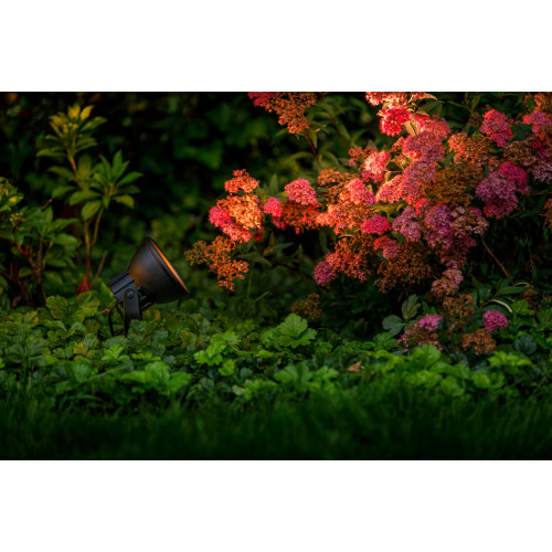 Zwarte buitenlamp welke geschikt is voor buiten met laagspanning 12 volt buitenverlichting prikspot