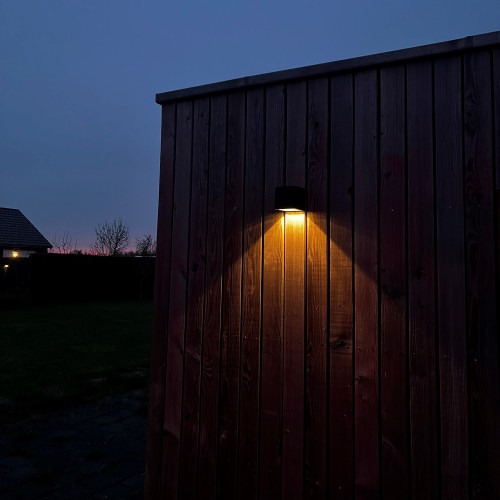 zwarte solar lamp vierkant van kunststof met een led lichtbron warm wit