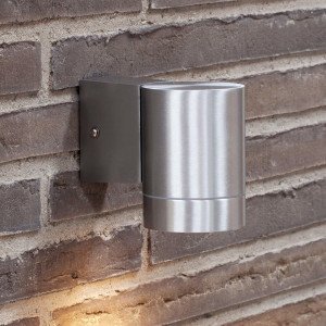 Subtiele buitenlamp nova vervaardigd van aluminium in de kleur zilver.