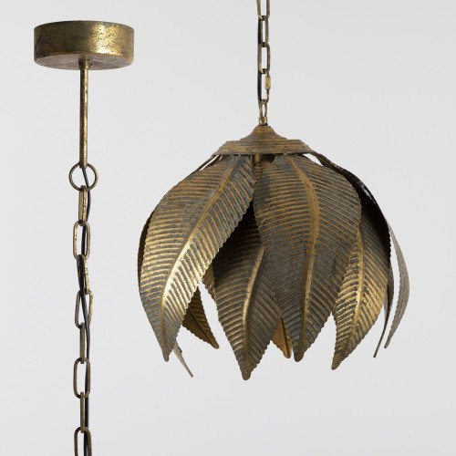 Een prachtige goudkleurige hanglamp. De kap heeft het design van bananenbladen.