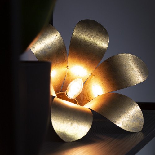 Dheli, een trendy goudkleurige bureaulamp/ dressoirlamp.