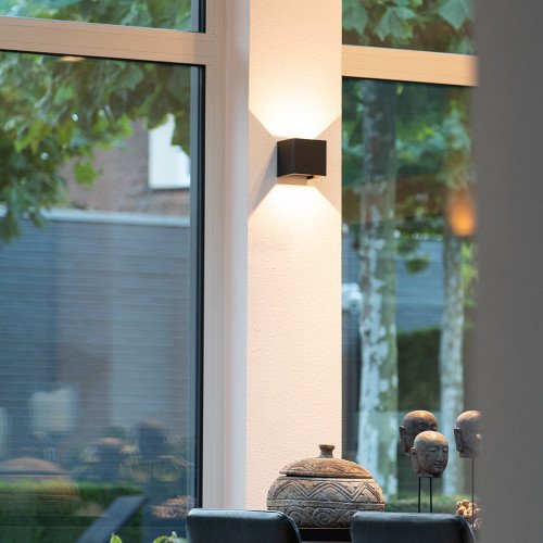 Shift up- en downlighter wandlamp voor binnen met modern design van aluminium in zwarte kleur