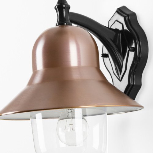 Klassieke muurlamp met koperen deksel, groene wandsteun en een porseleinen E27 fitting