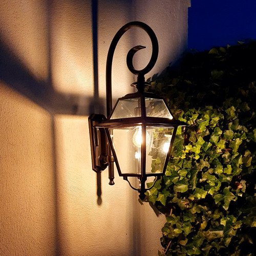 Stijlvolle zwarte buitenlamp met grote heldere beglazing, een luxe wandlantaarn voor buiten, strak klassieke buitenverlichting, met KS Verlichting