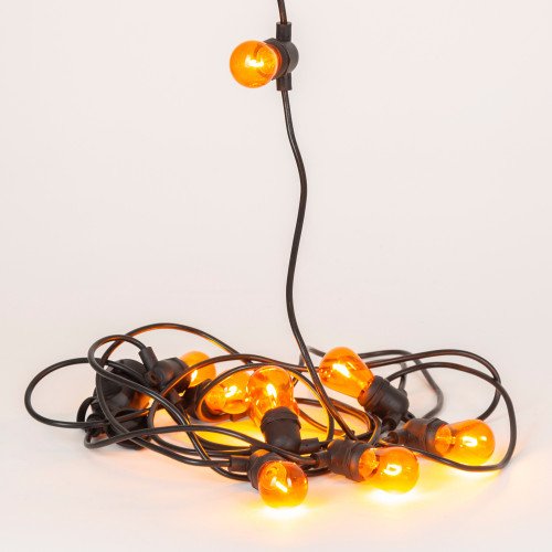 Lichtsnoer in zwarte kleur van 10 meter lang met 12 kunststof fittingen en oranje lichtbronnen