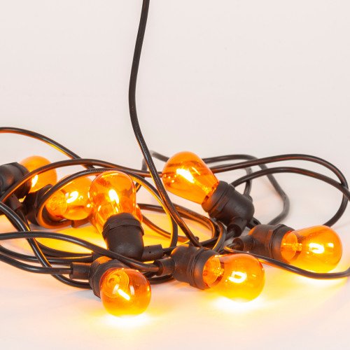 Lichtsnoer in zwarte kleur van 30 meter lang met 36 kunststof fittingen en oranje lichtbronnen