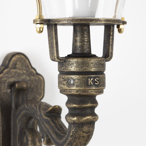 Den Burg Brons. Een klassieke hand vervaardigde ronde buitenlamp.