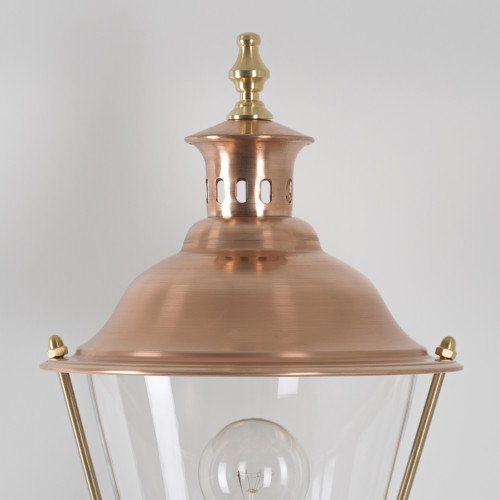 Den Burg Brons. Een klassieke hand vervaardigde ronde buitenlamp.