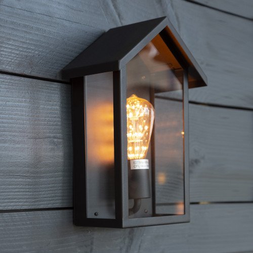 Zwarte buitenlamp, home design, vlakke achterzijde, wandlamp voor buiten met zwart frame en heldere beglazing, vorm van een huis