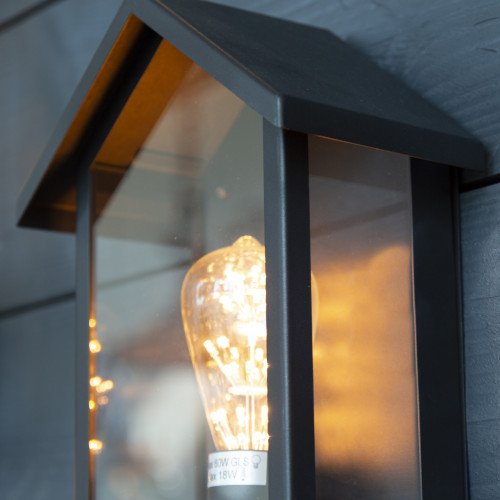 Zwarte buitenlamp, home design, vlakke achterzijde, wandlamp voor buiten met zwart frame en heldere beglazing, vorm van een huis