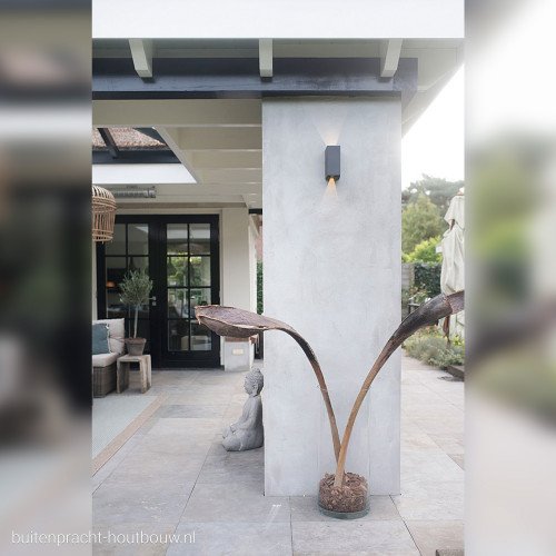 Up-Down LED wandspot Channel LED, aluminium wandspot met antraciet afwerking, voorzien van geïntegreerd led en met de shutters zijn de lichtbundels instelbaar 