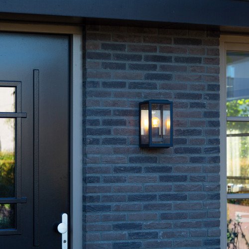 Buitenlamp box design met zwart frame wandlamp voor buiten met  vlakke achterzijde, reflector, helder glas merk KS Verlichting