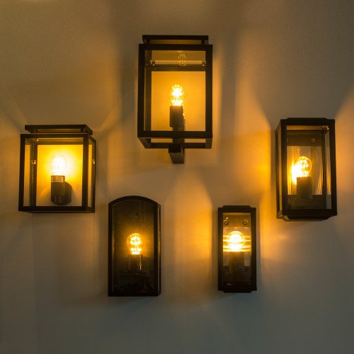 Zwarte wandlamp voor buiten met grote heldere beglazing, strak modern met een klassiek karakter, gevellamp met vlakke achterzijde