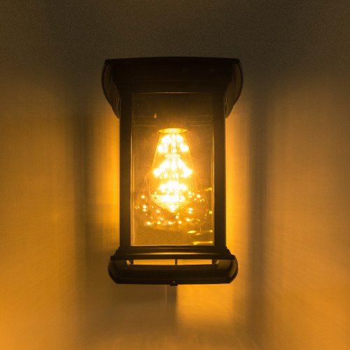 Verlichting voor buiten aan de wand, strak klassiek zwart rechthoekig frame op steun, vierkante wandplaat, lichtbron zichtbaar, klassiek box design wandlamp