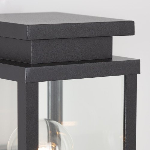 zwarte wandlamp met vierkante vorm en vensters met echt glas