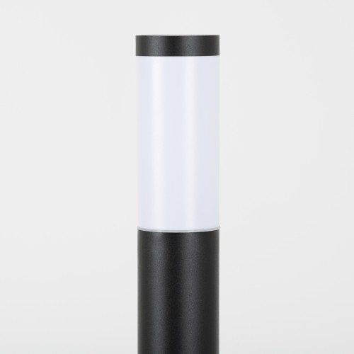 zwarte strakke tuinlamp met melkglas moderne uitstraling van ks verlichting